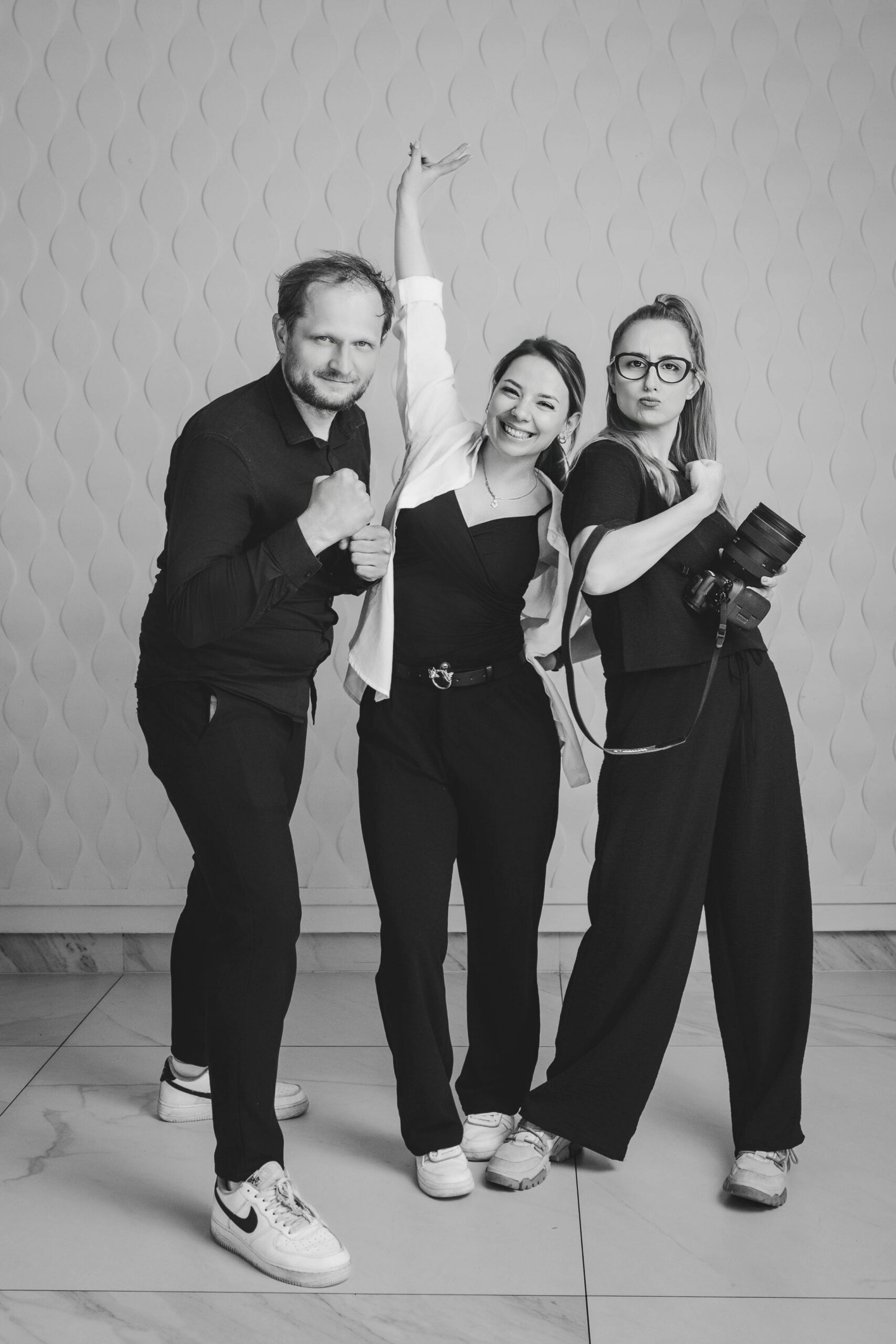 Zespół Karolina Koprowska Fotografia – Karolina, Ewa i Kamil podczas pracy na weselu