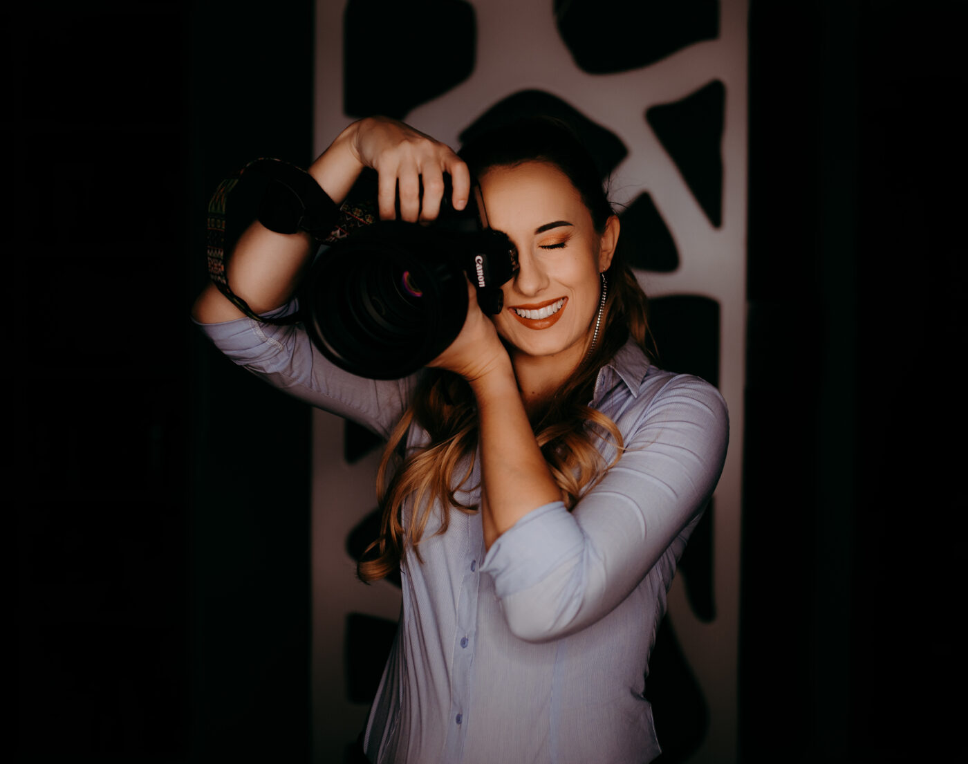 Zespół Karolina Koprowska Fotografia – Karolina, Ewa i Kamil podczas pracy na weselu